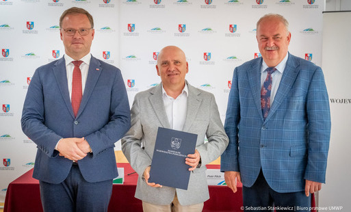 zdjęcie z podpisania umowy od lewej: wicemarszałek Karol Ożóg, burmistrz Andrzej Rychel i wicemarszałek Piotr Pilch, Fot. Sebastian Stankiewicz/Biuro Prasowe UMWP