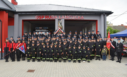 zdjęcie grupowe członków OSP w Rudzie Łancuckiej przed domem strażaka
