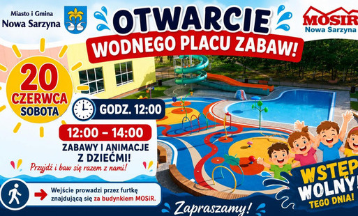 Niebiesko-kolorowy plakat informujący o otwarciu wodnego placu zabaw w Nowej Sarzynie. U góry, po lewej stronie, herby Miasta i Gminy Nowa Sarzyna, obok napis w kolorze niebiesko-czerwonym: „OTWARCIE WODNEGO PLACU ZABAW”. Poniżej, na tle zjeżdżalni wodnej
