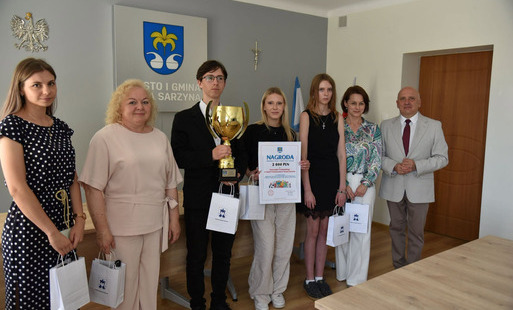 zdjęcie grupowe na któym znajdują się burmistrz andtrzej rychel oraz członkowie zwycięskiego samorządu szkolnego z pucharem oraz opiekunkami i wicedyrektor szkoły Marzeną Paul