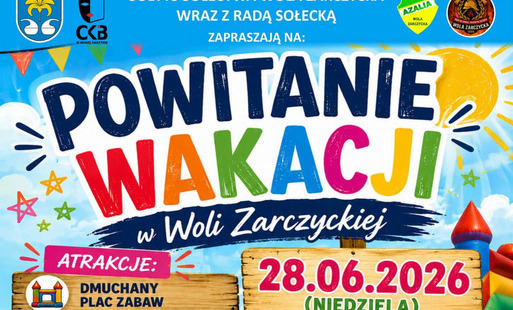 Kolorowy plakat zapraszający na charytatywne Powitanie Wakacji w Woli Zarczyckiej w dniu 28 czerwca 2026 roku od godziny 14:00. Na plakacie widoczna jest lista atrakcji na drewnianych deskach oraz zdjęcia dzieci bawiących się na dmuchańcu, grających w pił