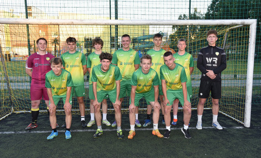 zdjęcie grupowe juniorów azalii wola zarczcyka