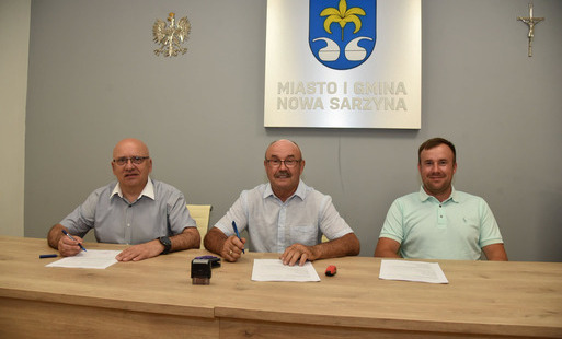 zdjęcie z podpisania umowy pomiędzy burmistrz Andrzej Rychel podpisał umowę z Bogdanem Wojtuniem, reprezentującym Konsorcjum firm: Lider – DRO-BRUK Bogdan Wojtuń oraz Partner – DROSEKO Krzysztof Wojtuń