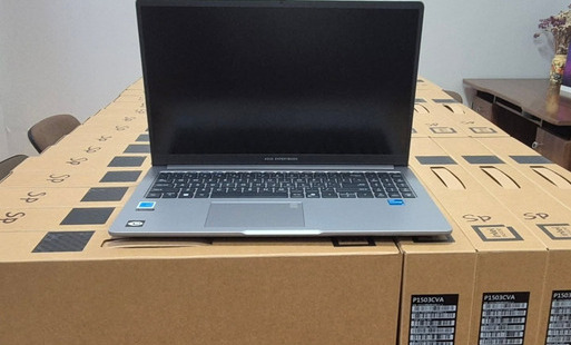 zdjęcie przedstawiające laptopy pozyskane w ramach z jednego z programów KPO