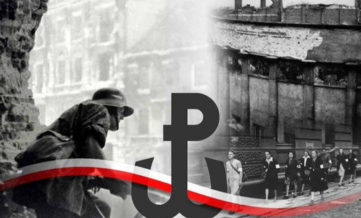 Fotomontaż o tematyce Powstania Warszawskiego. W centrum znajduje się duży, ciemnografitowy znak Polski Walczącej (Kotwica), na tle archiwalnych, czarno-białych zdjęć przedstawiających powstańca w hełmie, idące ulicą łączniczki/sanitariuszki oraz zniszczo