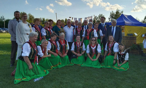 zdjęcie delegacji wieńcowej z woli zarczyckiej podczas dożynejk gminnych
