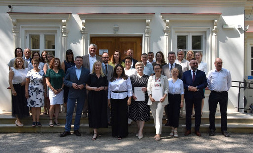 zdjęcie grupowe przedstawicieli samorządów i WFOŚiGW w Rzeszowie, którzy podpisali umowty na realizację programu „Pijmy wodę! Poidełka dla szkół” 