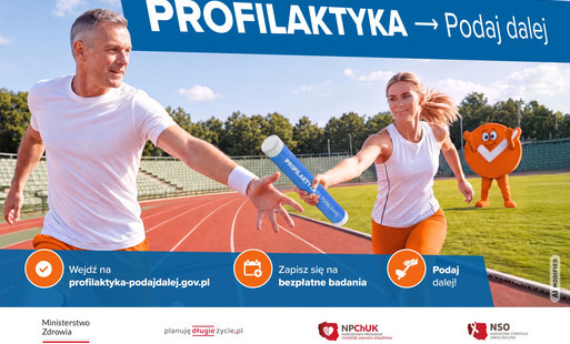 Plakat kampanii „PROFILAKTYKA – Podaj dalej”. Dwoje biegaczy na stadionie przekazuje sobie pałeczkę sztafetową z napisem „PROFILAKTYKA”. Na dole umieszczono adres strony profilaktyka-podajdalej.gov.pl, informację o zapisach na bezpłatne badania oraz logotypy Ministerstwa Zdrowia, planuję długie życie.pl, NPChUK i NSO.