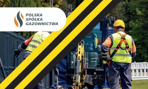 Na grafice przedstawiono plac budowy. Po prawej stronie stoi tyłem mężczyzna w żółtym kasku ochronnym, szelkach asekuracyjnych, jaskrawożółtej kamizelce odblaskowej oraz ciemnych spodniach technicznych. Obok niego znajduje się czarno-żółta minikoparka marki Yanmar, za której kierownicą siedzi drugi pracownik. Po lewej stronie widać fragment ogrodzenia technicznego oraz drugą postać w odzieży roboczej. Całą grafikę po przekątnej przecinają dwa grube, żółto-czarne pasy ostrzegawcze. W lewym górnym rogu umieszczono białe pole z logo przedstawiającym pomarańczowo-szary płomień oraz napis „POLSKA SPÓŁKA GAZOWNICTWA”.