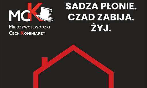 Plakat kampanii społecznej. W górnej części logotyp Międzywojewódzkiego Cechu Kominiarzy (MCK) i hasło: "SADZA PŁONIE. CZAD ZABIJA. ŻYJ.". Na środku duży czerwony kontur domu z otwartymi drzwiami. Poniżej napis wielkimi literami: "CZYŚĆ KOMINY !!!". Na dole sekcja "PATRONAT:" z trzema logotypami: Państwowej Straży Pożarnej, Głównego Urzędu Nadzoru Budowlanego (GUNB) oraz Związku Rzemiosła Polskiego. Tło plakatu jest czarne.