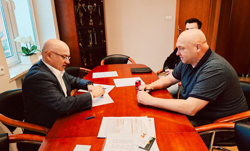 zdjęcie przedstawia podpisanie umowy przez burmistrza andrzeja rychla i zbigniewa węglarza