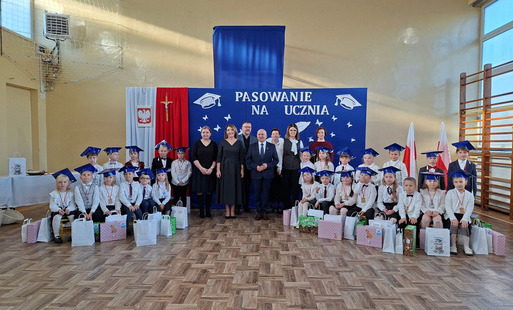 zdjęcie grupowe pasowanych na ucznióa szkoły [odstaowej w łętowni wraz z burmiustrzem andfrzejem rychelm i dyrektor Martą Radosmkią
