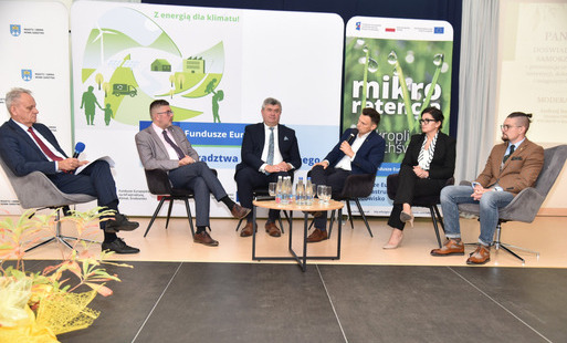 grafika przedstawia zdjęcie z panelu dyskusyjnego, w którym uczestniczyli: uczestniczyli: Marcin Nazarewicz - burmistrz Jarosławia, Józef Buk - wójt gminy Czarna, Teresa Argasińska - zastępca burmistrza Miasta i Gminy Kańczuga, Krzysztof Gwizdak - zastępca dyrektora ds. ochrony przed powodzią i suszą w Regionalnym Zarządzie Gospodarki Wodnej w Rzeszowie oraz Łukasz Lis - rzecznik prasowy Regionalnej Dyrekcji Ochrony Środowiska w Rzeszowie.