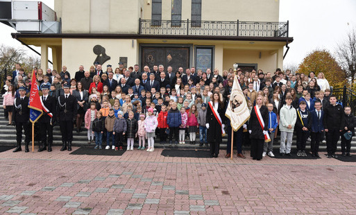 zdjęcie grupowe uczestników uroczystości na schodach Kościoła Parafialnego w Nowej Sarzynie
